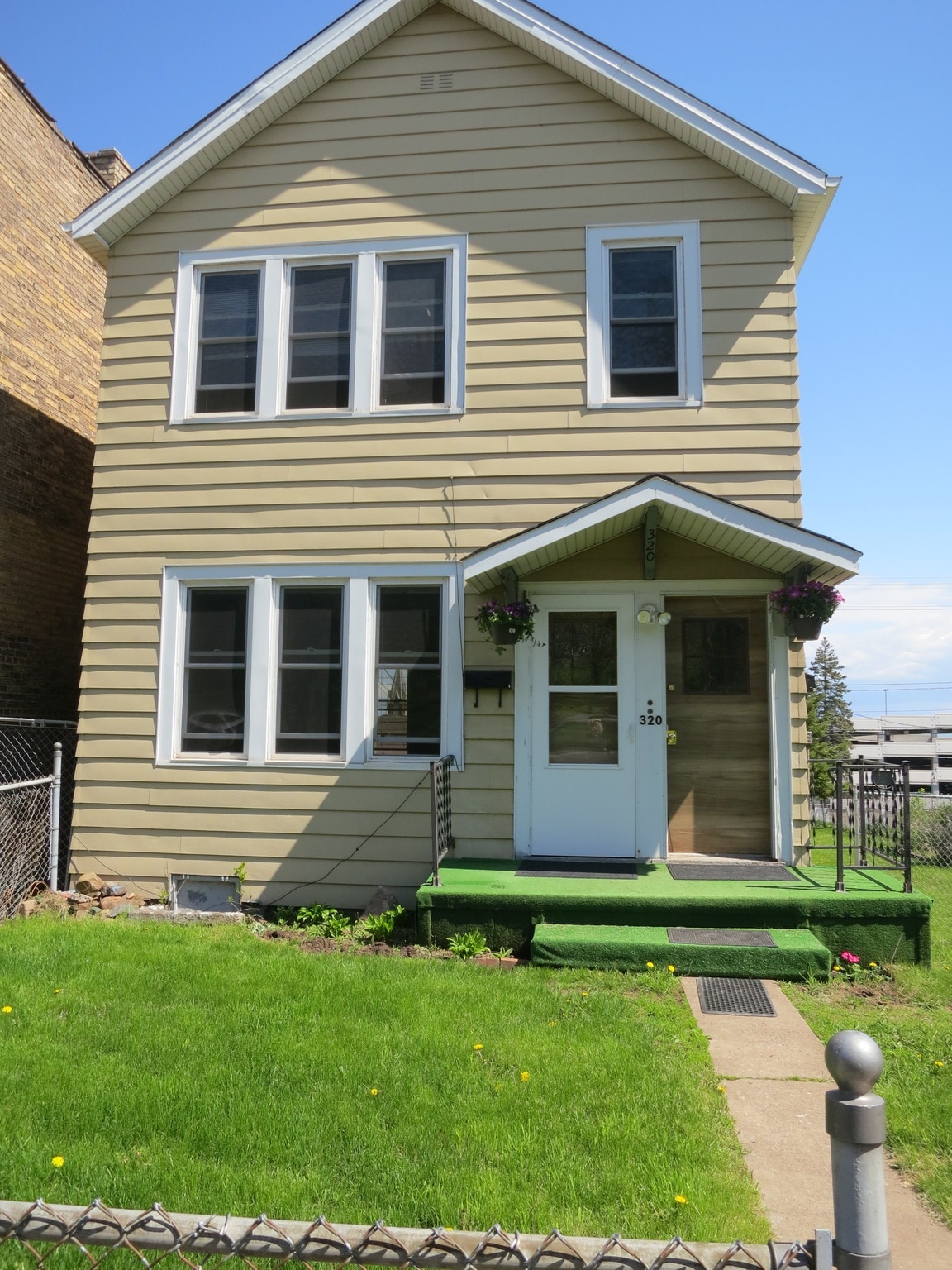 Building Photo - 320 E 5th St