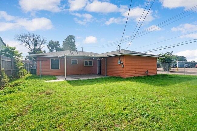 Building Photo - 2210 Chestnut Ln