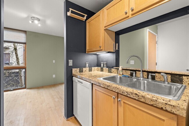 Building Photo - 2 BR 2 BA Townhome in North Tabor- 3 Levels!