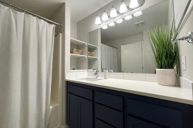 Building Photo - Stunning Forest Heights Home with Washer/D...
