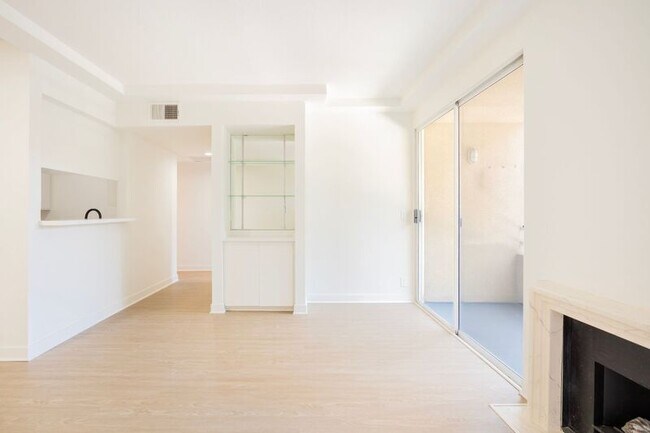 Building Photo - 1616 N Serrano Ave