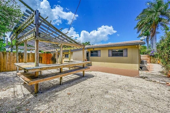 Building Photo - 2200 NE 54th St