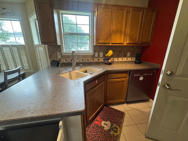 Building Photo - Spacious Three Bedroom Home