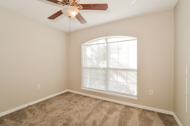 Building Photo - 242 Pine Shadow Ln