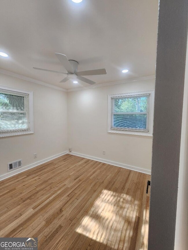 Building Photo - 302 Kelso Dr SW