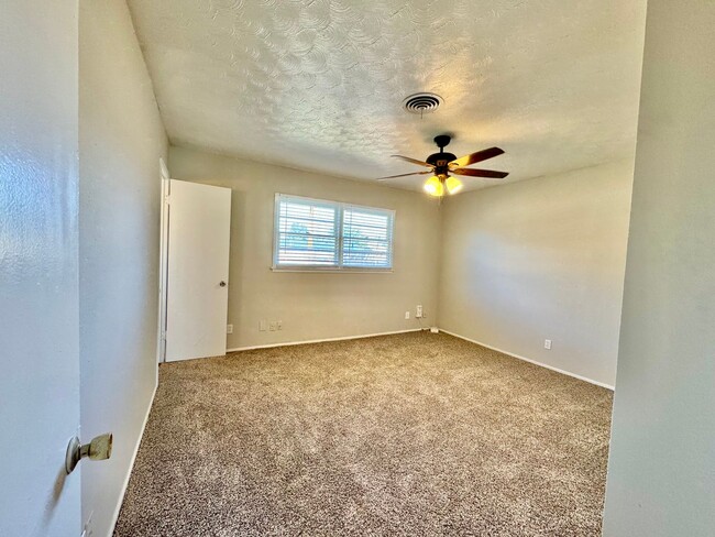 Building Photo - Beautiful Home right next to Hobby Lobby and Remington Park! Self Showing