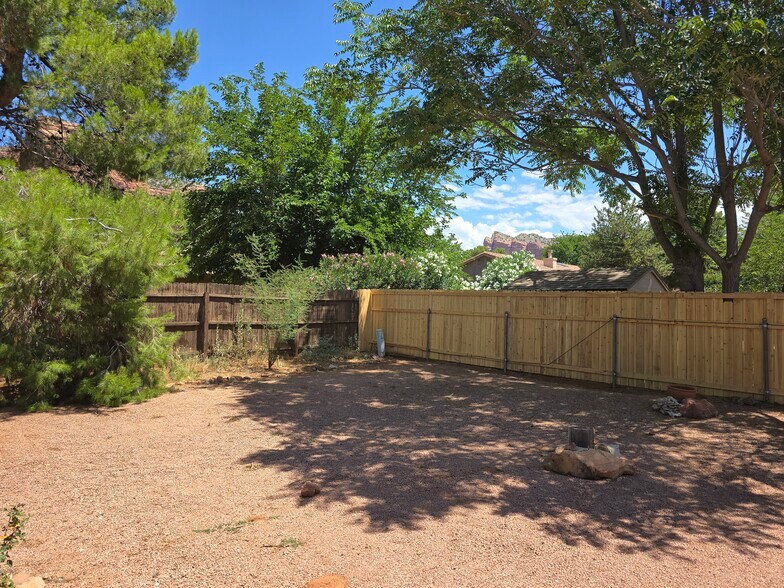 Building Photo - 330 Fairway Oaks Dr