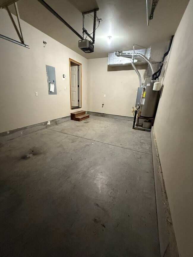 Building Photo - 3 Bed/2.5 Bath Townhome in NE Bend - Mountain Views!