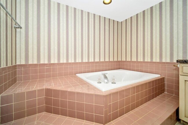 Building Photo - 7669 Fairway Woods Dr