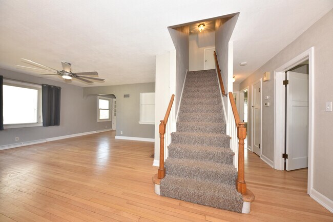 Building Photo - 309 W Washington St