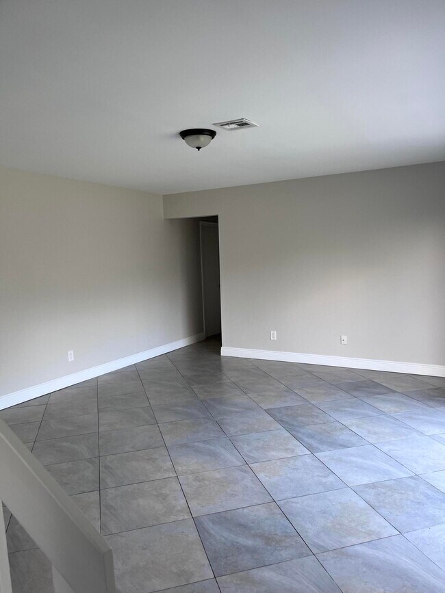 Building Photo - 8760 Lyndall Ln