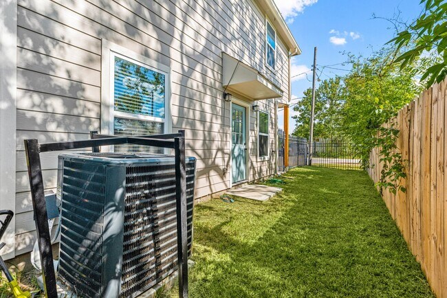 Building Photo - 8357 Tate St