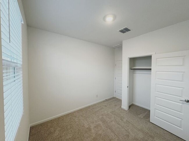 Building Photo - NEW 5 BEDROOM 3 BATHROOM HOME AVILABLE FOR RENT!