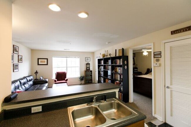 Building Photo - 100 Yellowstone Dr