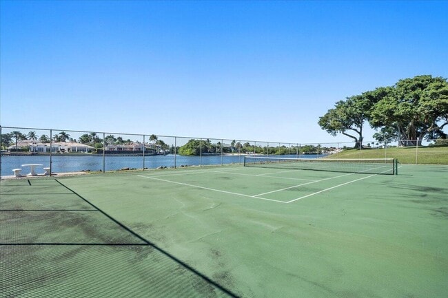 Building Photo - 364 Golfview Rd