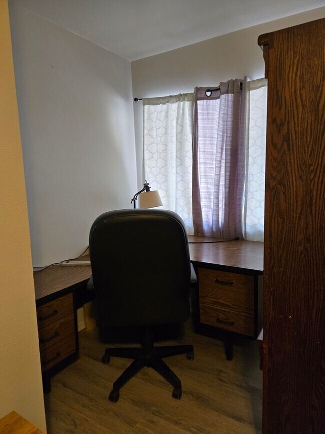 Building Photo - Furnished Four Bedroom Home With Sierra Bl...
