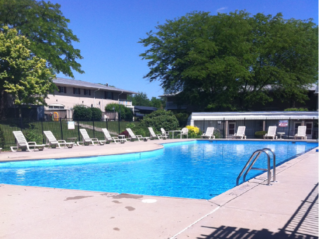 Resort Style Pool | Apartments In Indianapolis | Fountain Lake Villas - Villas de Fontenelle