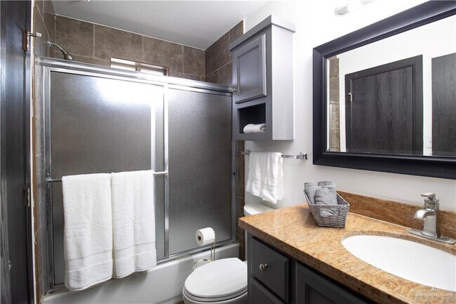 Building Photo - 18 W Daffodil Ave