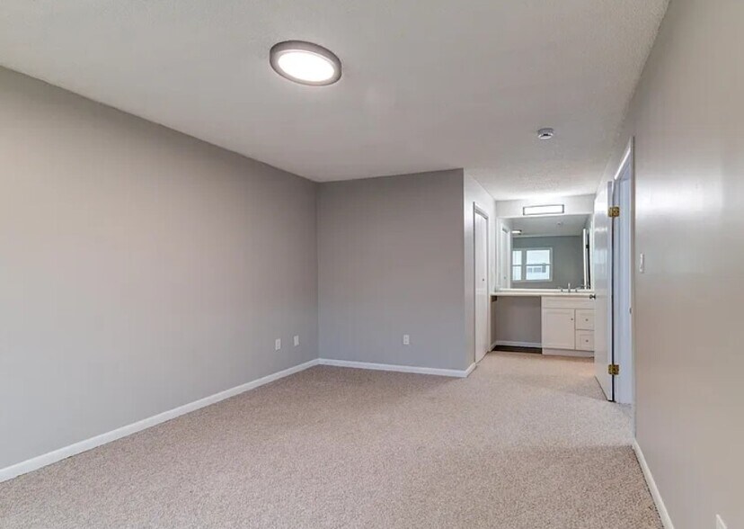 Master Bed - 504 Greenwich Dr