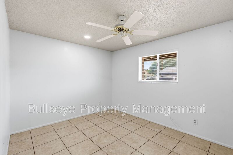 Building Photo - 2245 W Glenrosa Ave