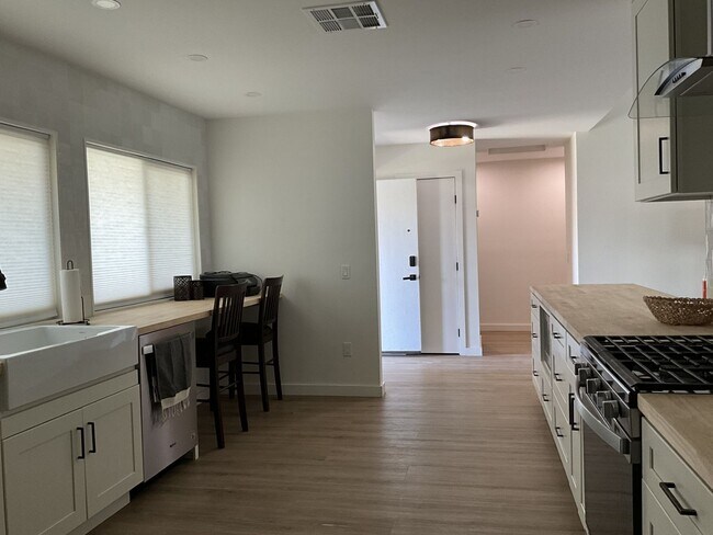 Building Photo - 2 bedroom 2 bath plus bonus room