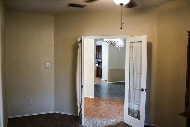 Building Photo - 100 S Creek Bend Dr