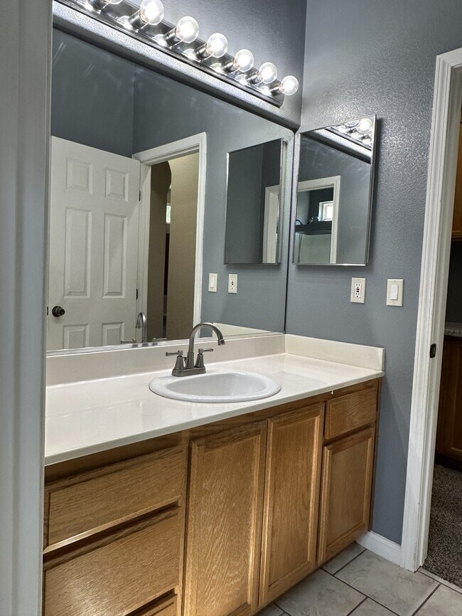 Building Photo - Weston Ranch 4 Bedroom 2.5 Bathroom Home