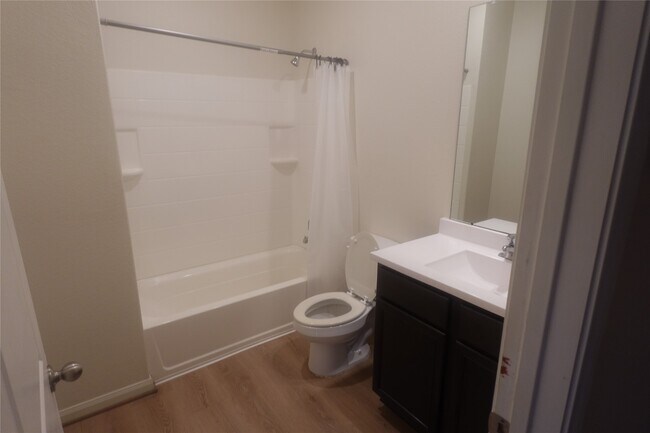 Building Photo - 300 Eastwood Flats Dr