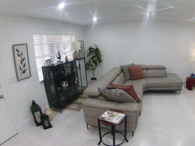 Building Photo - 541 Normandy L