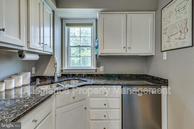 Building Photo - 912 Green St