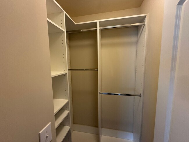 Building Photo - 4183 Broadstairs Dr SW