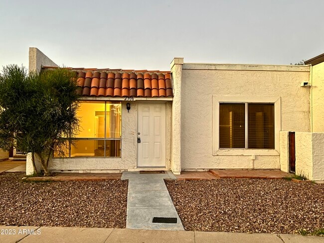 Primary Photo - 2306 W Fremont Dr