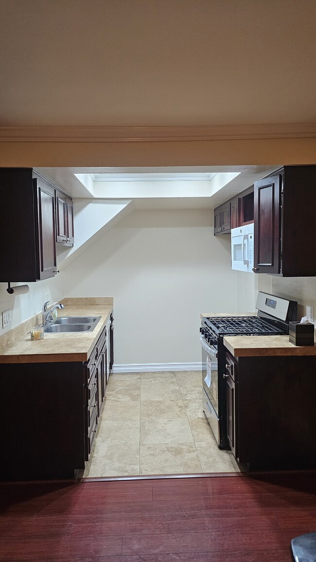 1st floor Kitchen - 14727 Magnolia Blvd