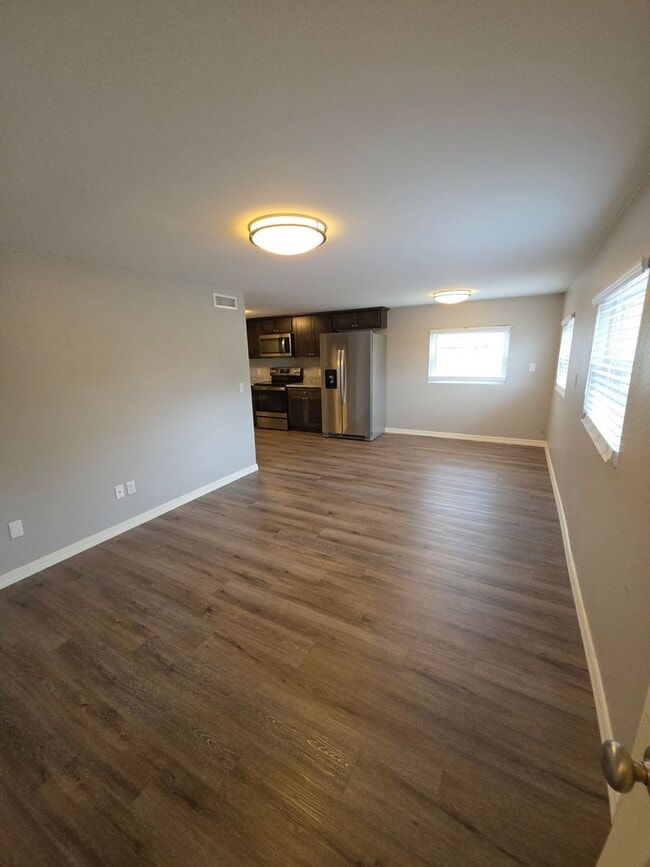 Building Photo - 709 W 13th St