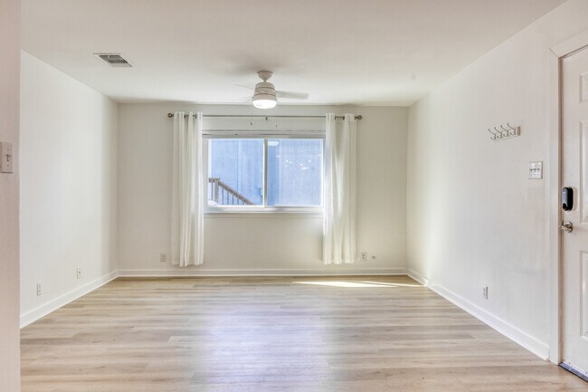 Building Photo - 5407 Spring Meadow Rd