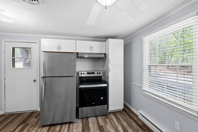 Building Photo - Updated 3-Bedroom Home on Quiet Street in Charlotte Court House!