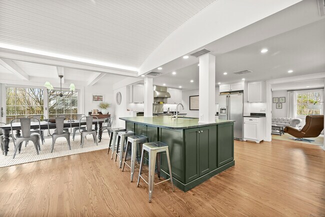 Building Photo - 104 Roton Ave