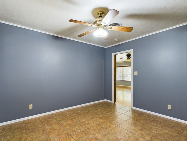 Building Photo - Charming 3-Bed Oasis with Fireplace & Hard...
