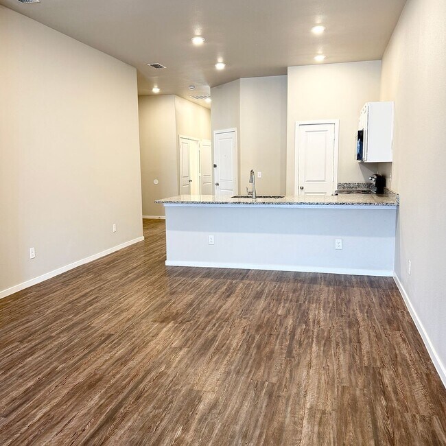 Building Photo - 2108 N Jayton Ave