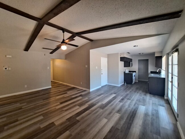 Building Photo - Move In Ready! 3 Bedrooms, 2 Bathrooms, 2 ...