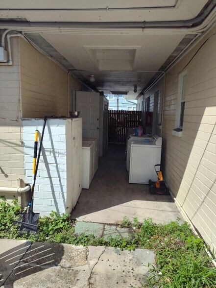 Building Photo - 318 N Oleander Ave
