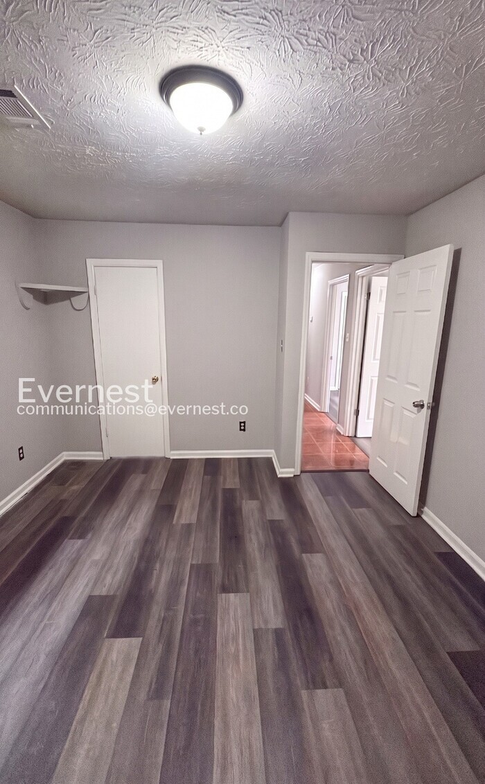 Building Photo - 596 Crestmont Ct