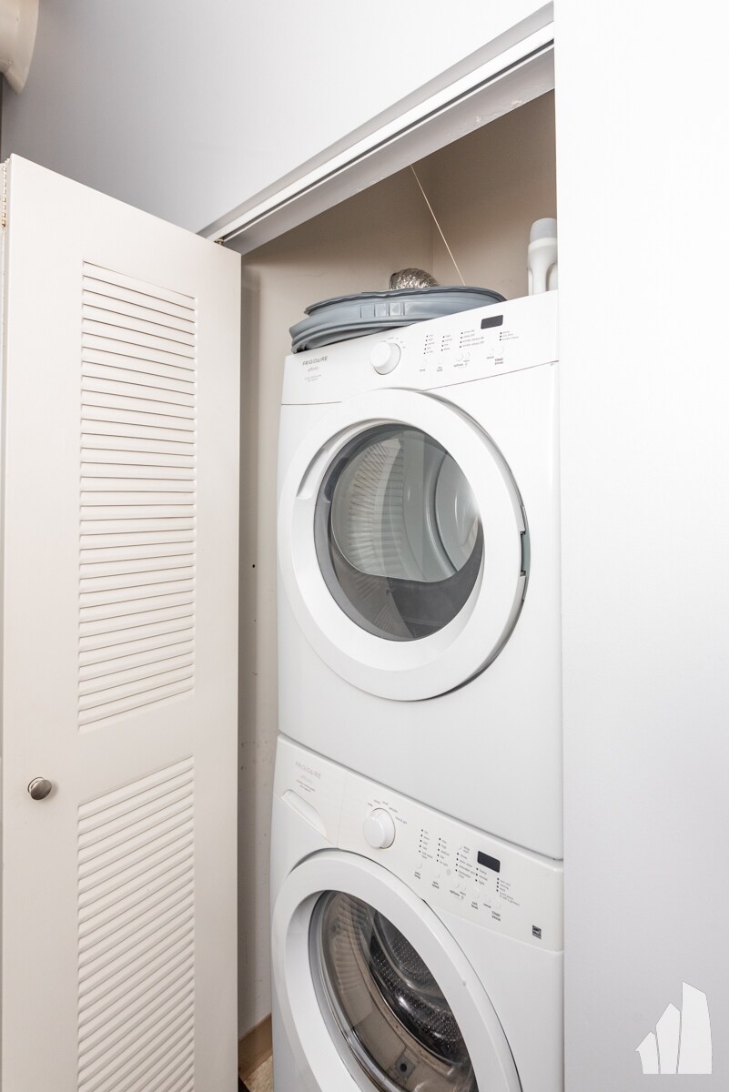 Building Photo - 1735 W Diversey Pkwy