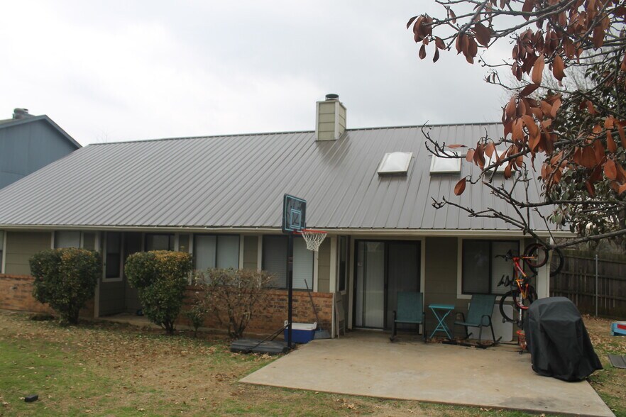 Building Photo - 3402 Meadowview Dr