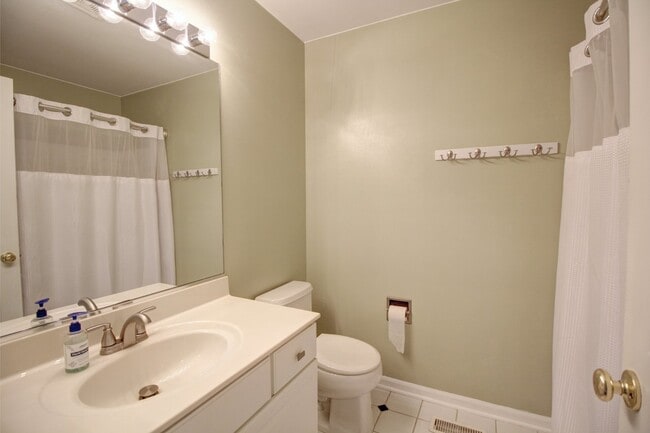 Building Photo - 1772 Ellington Dr