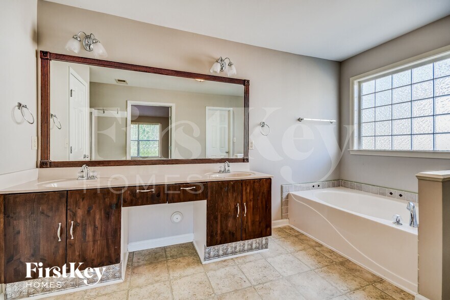 Building Photo - 753 Forest Lakes Dr