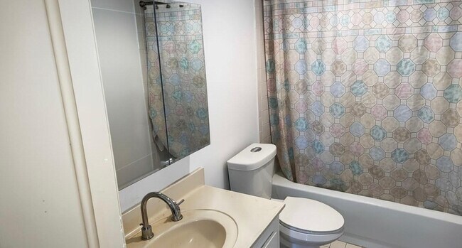 Building Photo - 901 Hillcrest Dr