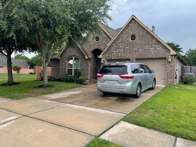 Building Photo - 2801 Field Hollow Dr