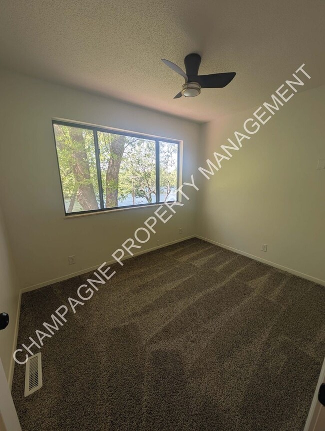 Building Photo - 4 Bedroom, 4 Bathroom Updated Home in Kansas City