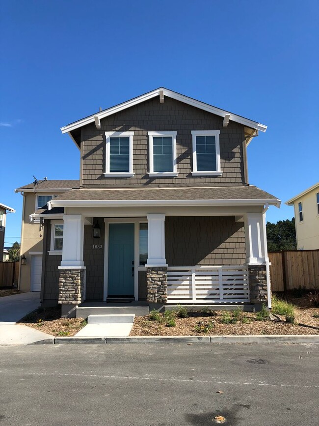 Building Photo - Spacious 3 Bedroom home